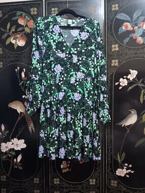 Yas Floral V-Neck Tiered Dress in Black & Green